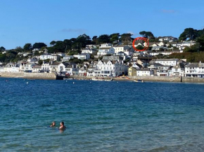 Fresh, bright house, fab views, 6 mins to the sea, onsite parking x 2